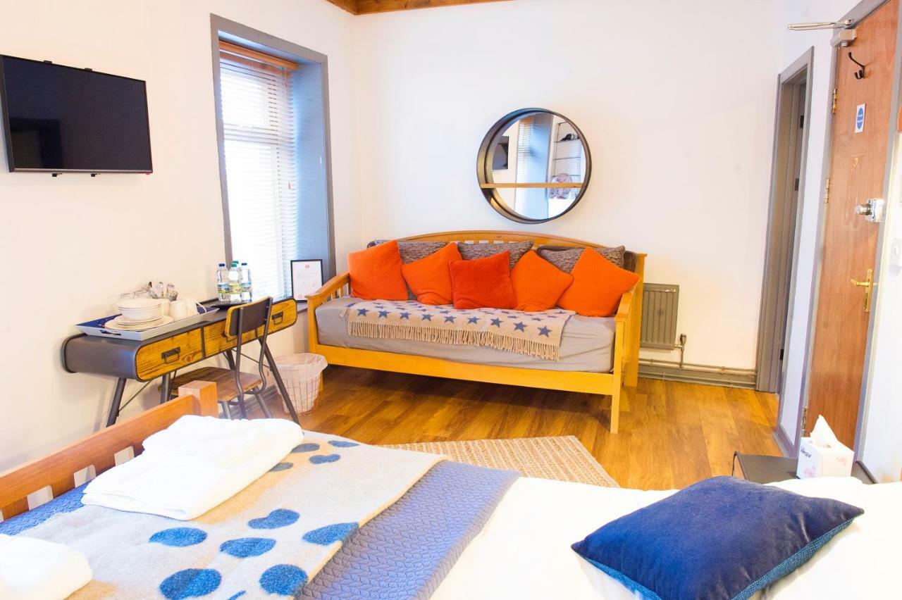 Bed and Breakfast Nik The Greek Burry Port Esterno foto